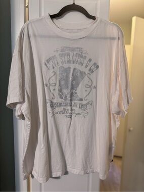 Levi's White Short-Sleeve Graphic Tee with Faded Gray Print